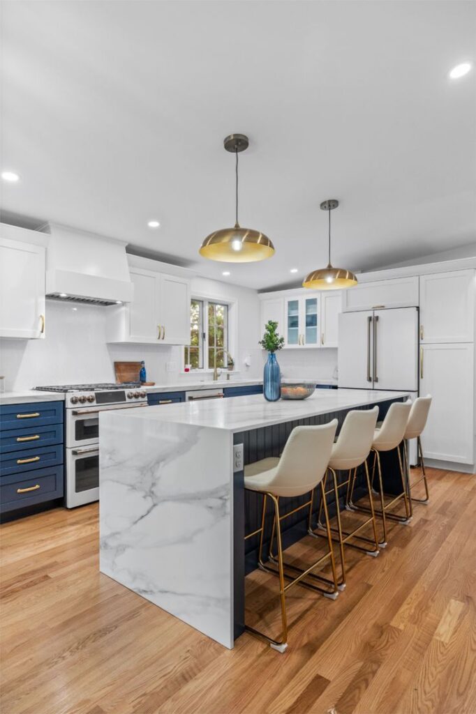 e6b0f84d7c97615cd3b06315e82a56ca Coastal Kitchen Design Ideas That Bring the Breezy, Sun-Washed Beauty of the Beach Into Your Home